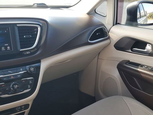 Used 2019 Chrysler Pacifica LX image 26