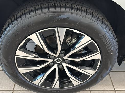 Used 2025 Volvo XC60 B5 Plus AWD/4WD image 31