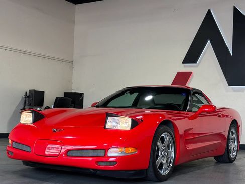 Used 1999 Chevrolet Corvette Coupe w/ Performance Handling Pkg RWD image 1