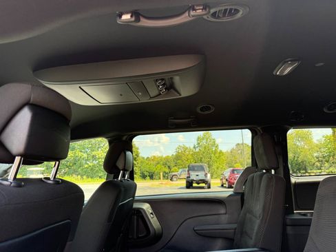 Used 2020 Dodge Grand Caravan SE FWD image 16