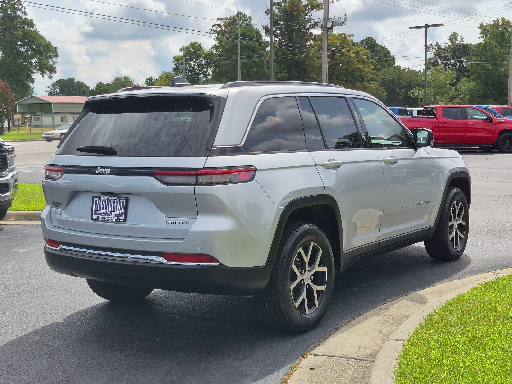 Used 2025 Jeep Grand Cherokee Limited w/ Trailer Tow Package AWD/4WD image 5