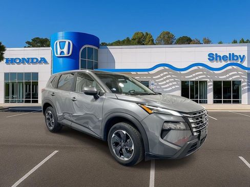 Used 2024 Nissan Rogue SV image 2