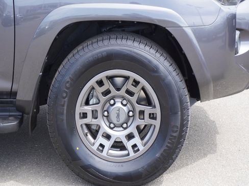 Used 2022 Toyota 4Runner SR5 Premium w/ Moonroof Package RWD image 5