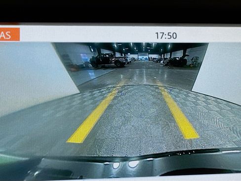 Used 2019 Land Rover Discovery SE image 18