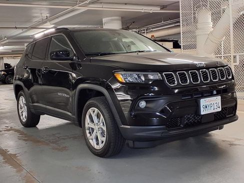 Used 2024 Jeep Compass Latitude AWD/4WD image 3