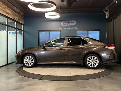 Used 2018 Toyota Camry LE image 6