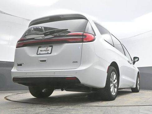 Used 2023 Chrysler Pacifica Touring-L image 32