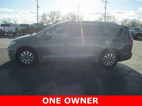 Used 2021 Chrysler Pacifica Touring-L image 8