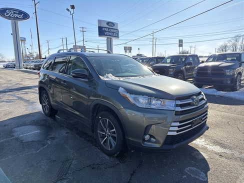 Used 2019 Toyota Highlander XLE image 3