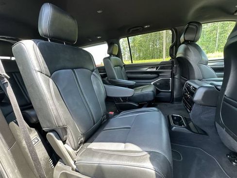 Used 2024 Jeep Wagoneer Series III AWD/4WD image 27