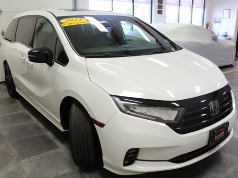 Used 2023 Honda Odyssey Sport image 3