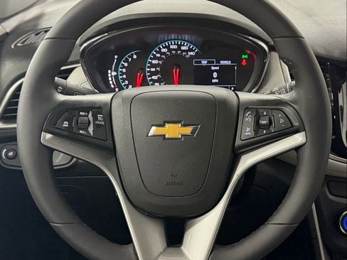 Used 2020 Chevrolet Trax LT w/ LT Convenience Package image 17