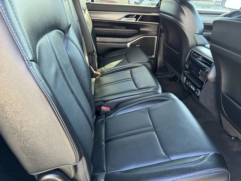 Used 2025 Jeep Wagoneer 4WD image 8