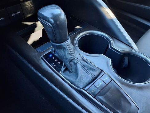 Used 2022 Toyota Camry SE image 12