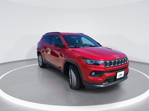 Used 2024 Jeep Compass Latitude image 2
