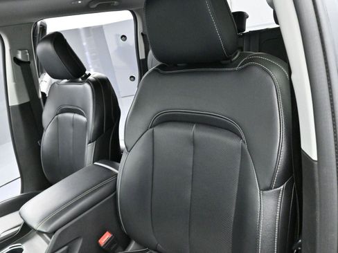 Used 2023 Jeep Grand Cherokee Limited w/ Luxury Tech Group II image 15