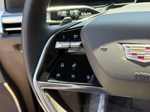Used 2025 Cadillac Escalade Premium Luxury RWD image 34
