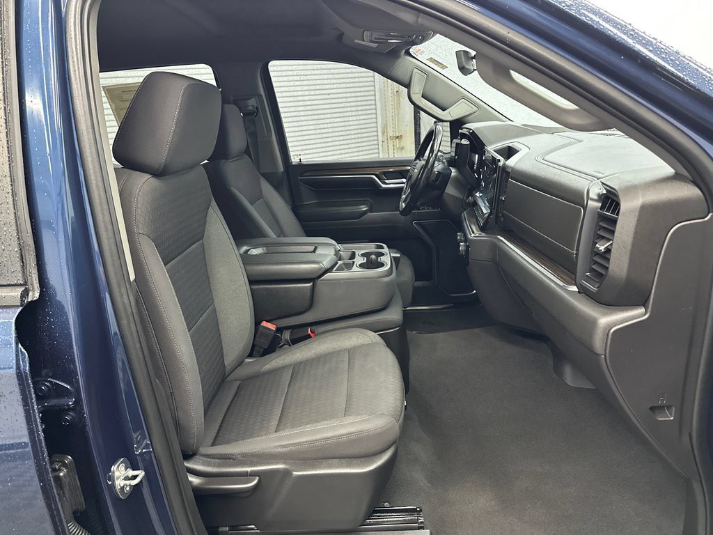Used 2022 Chevrolet Silverado 1500 LT AWD/4WD image 14