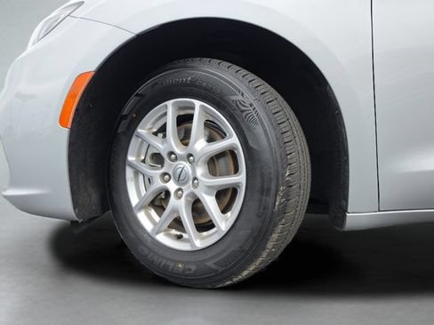 Used 2023 Chrysler Pacifica Touring-L FWD image 44
