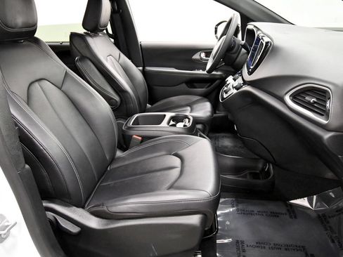 Used 2025 Chrysler Pacifica Select FWD image 17