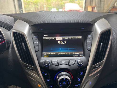 Used 2014 Hyundai Veloster w/ Technology Package 03 FWD image 15
