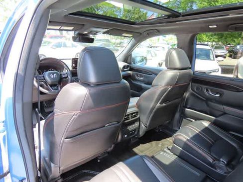 Used 2025 Honda Pilot TrailSport image 17
