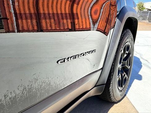 Used 2019 Jeep Cherokee Trailhawk image 33