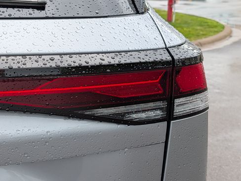 Used 2025 Volkswagen Tiguan SE w/ Panoramic Sunroof Package AWD/4WD image 17