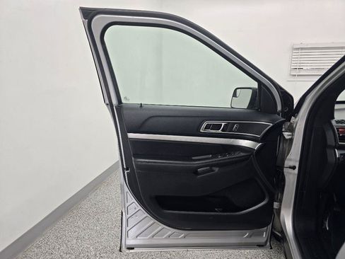 Used 2016 Ford Explorer XLT w/ Equipment Group 201A FWD image 26