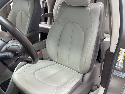 Used 2017 Chrysler Pacifica Touring-L image 9