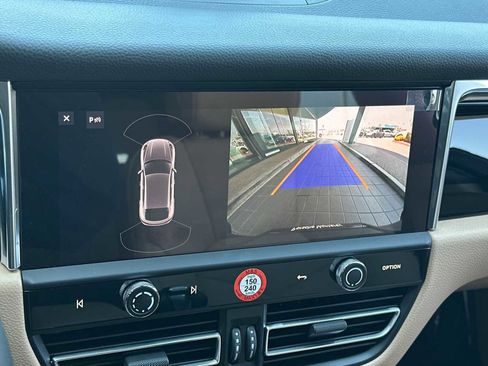 Used 2025 Porsche Macan image 21