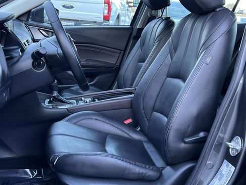 Used 2018 MAZDA MAZDA3 Touring image 11
