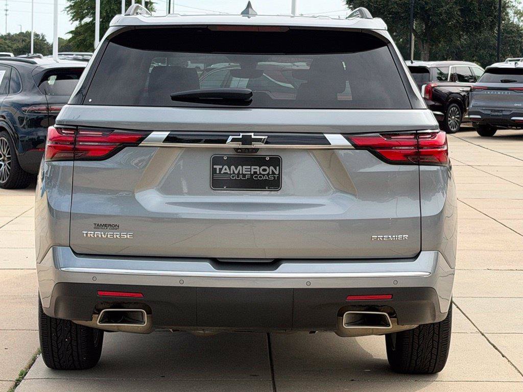 Used 2023 Chevrolet Traverse Premier FWD image 3