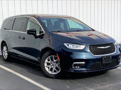 Used 2024 Chrysler Pacifica Touring-L image 2