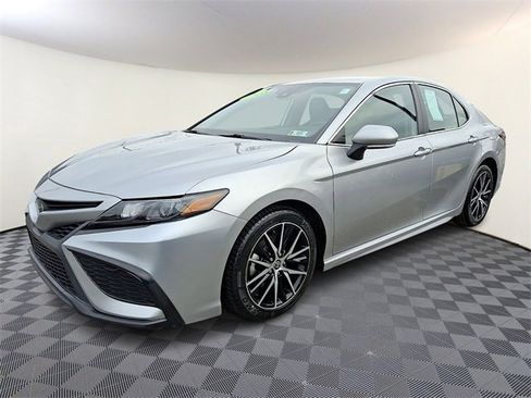 Used 2023 Toyota Camry SE image 3