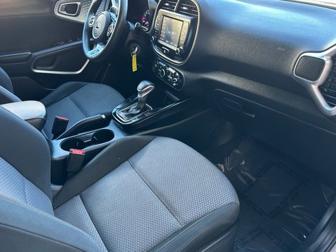 Used 2021 Kia Soul LX image 19