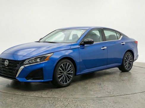 Used 2025 Nissan Altima 2.5 SV image 3