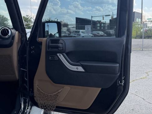 Used 2016 Jeep Wrangler Unlimited Sahara w/ Dual Top Group AWD/4WD image 10