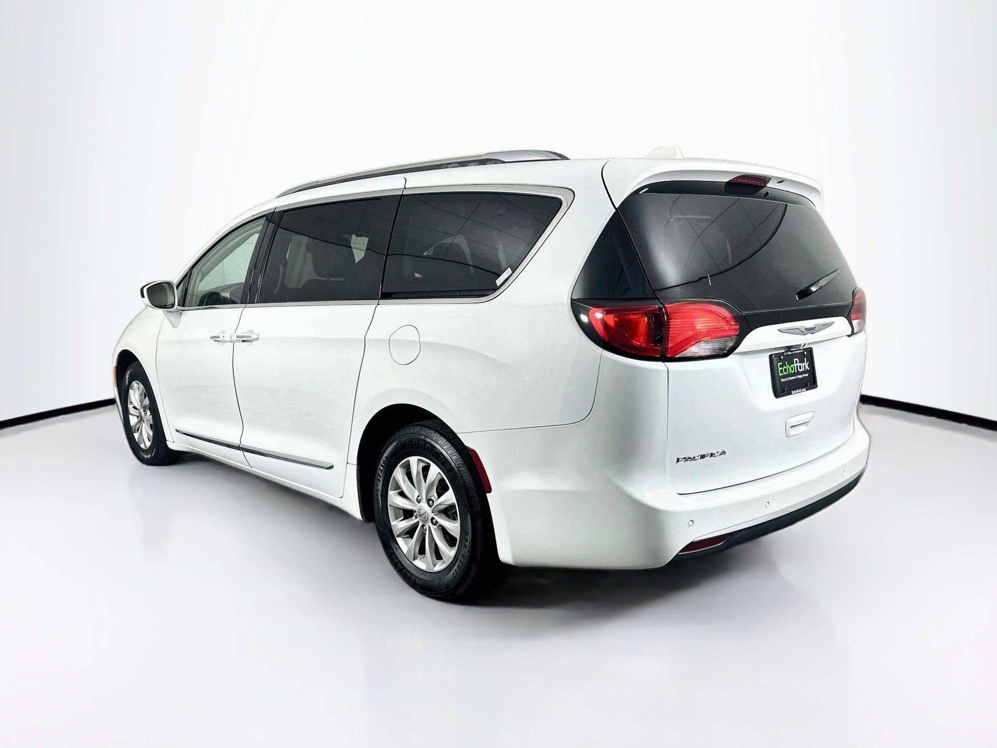Used 2019 Chrysler Pacifica Touring-L FWD image 5