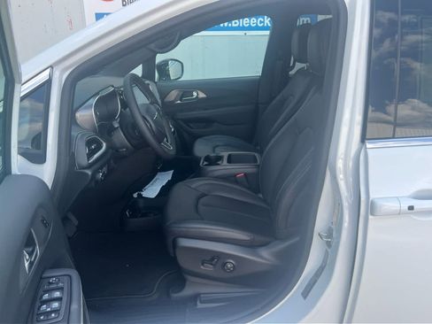 New 2025 Chrysler Pacifica Select w/ Uconnect Theater Family Group image 22