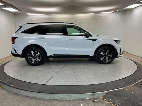 Used 2023 Kia Sorento S w/ Panoramic Sunroof Package image 6