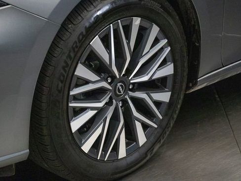 Used 2024 Nissan Altima 2.5 SV FWD image 7