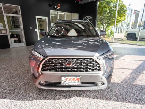 Used 2023 Toyota Corolla Cross XLE image 6
