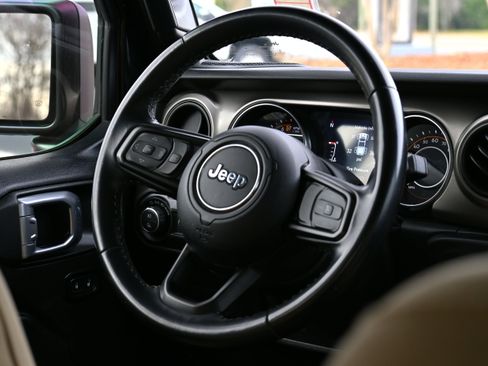 Used 2021 Jeep Gladiator Sport image 13