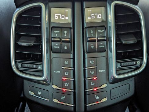 Used 2016 Porsche Cayenne Turbo S image 32