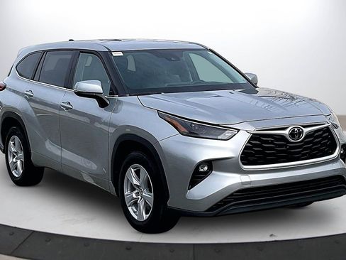 Used 2023 Toyota Highlander LE image 2