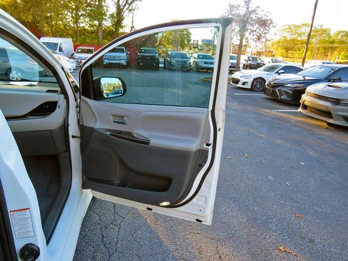 Used 2020 Toyota Sienna XLE image 22