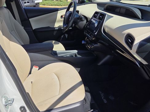 Used 2019 Toyota Prius LE image 11