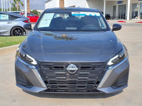 Used 2024 Nissan Altima 2.5 SV image 2