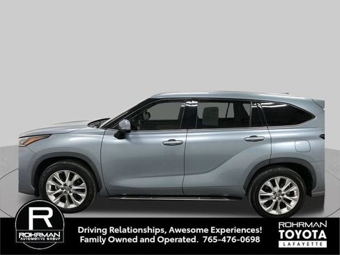 Used 2021 Toyota Highlander Limited FWD image 3